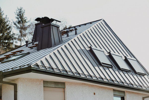 Pokrycia dachowe wykonane z arkuszy i taśm na podkładzie ciągłym