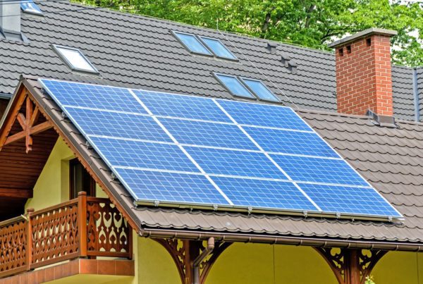 Jak wybrać najlepszą i najbardziej wydajną instalację solarną na działkę i do domku letniskowego