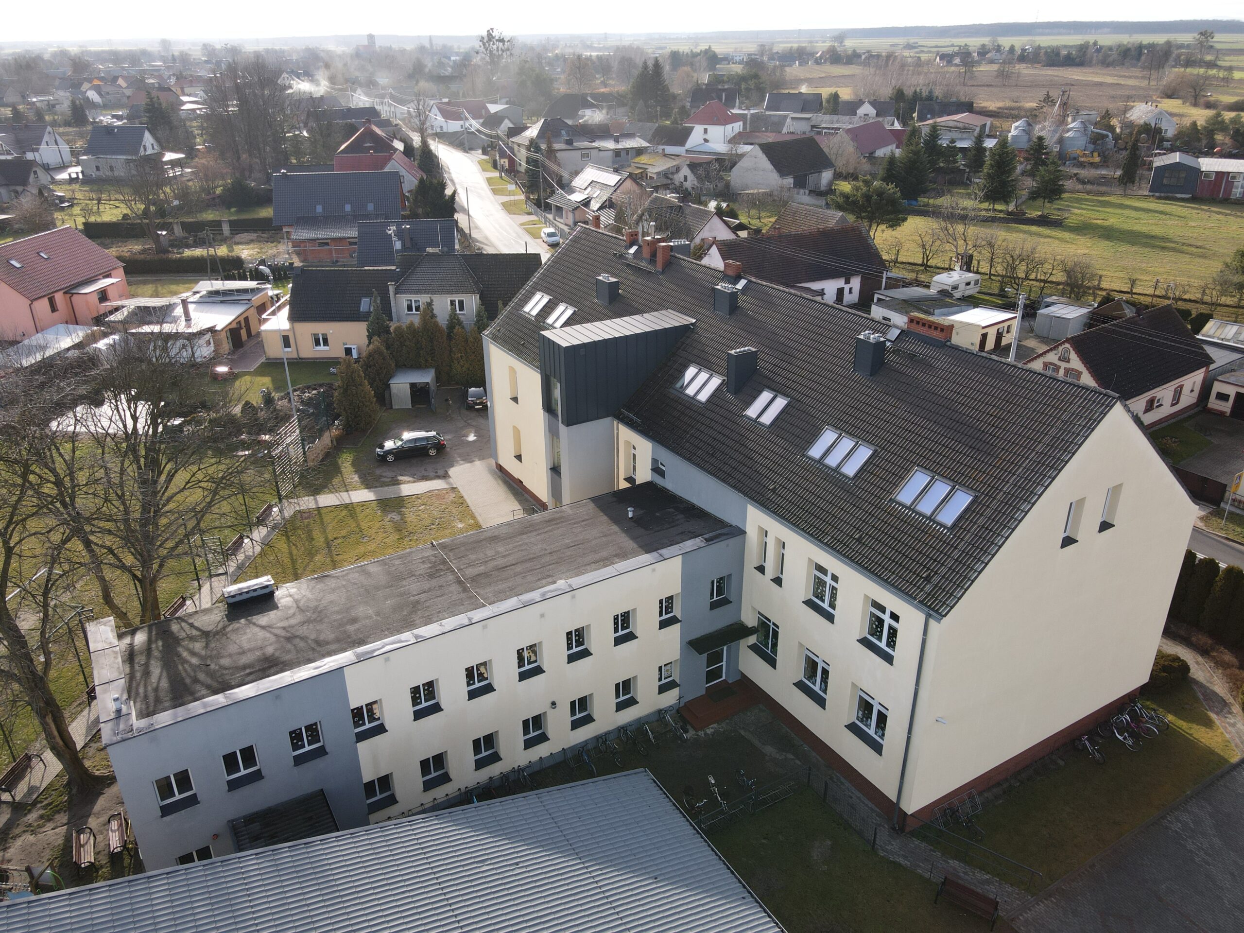 Firma PROTEC wyremontowała dach “łącznika” Szkoły Podstawowej w Starych Siołkowicach 1