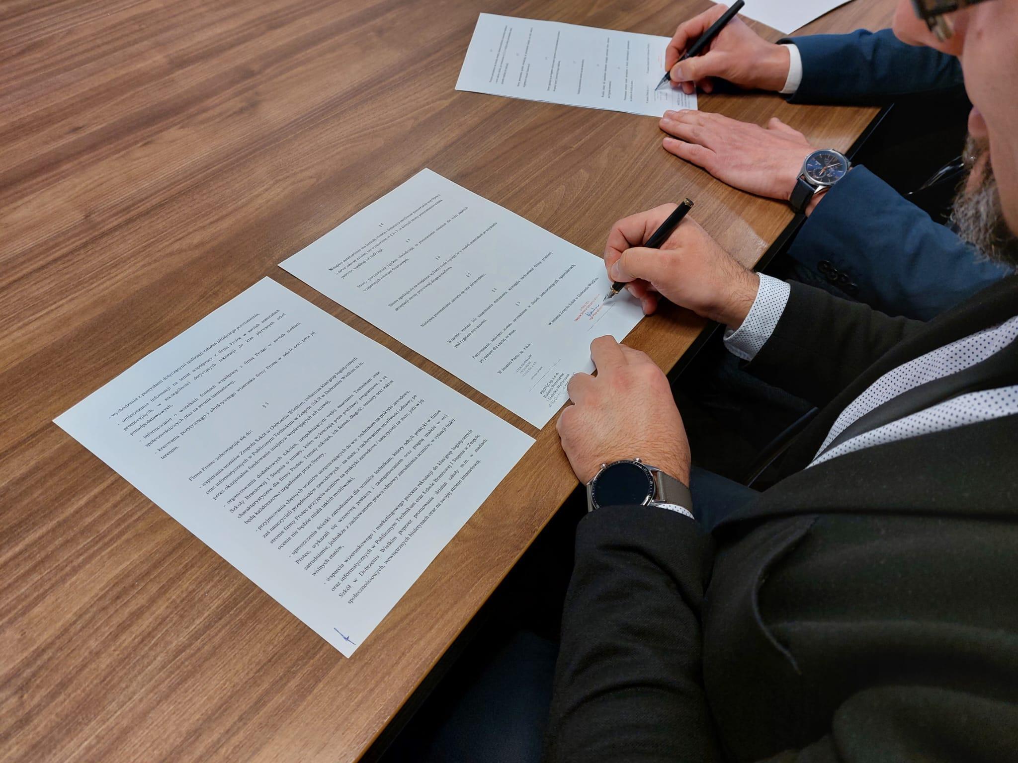 Podpisanie porozumienie o współpracy Zespołu Szkół w Dobrzeniu Wielkim z firmą Protec Sp. z o. o. 1