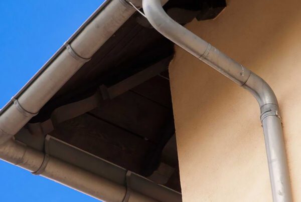 Jak dobrać orynnowanie do dachu? Rynny i rury spustowe – praktyczny poradnik